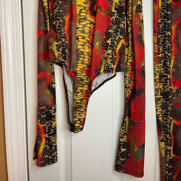 Two Piece Snakeskin Top/Bodysuit & Bottom/Pant Set. Very stretchy. Size Large - Picture 4 of 5